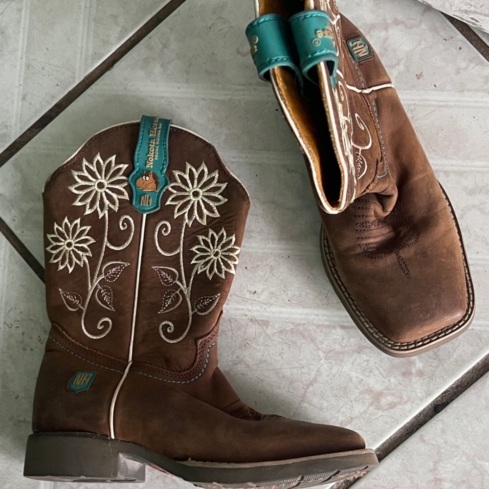 Cowgirl Floral Embroidered Western Boots